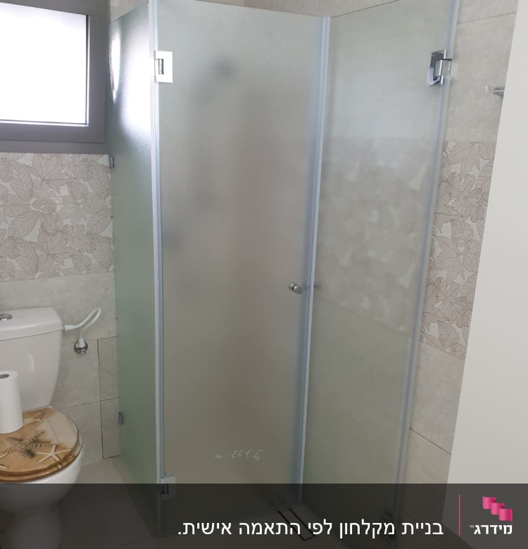 מקלחון זכוכית עם דלת פתוחה בחדר אמבטיה